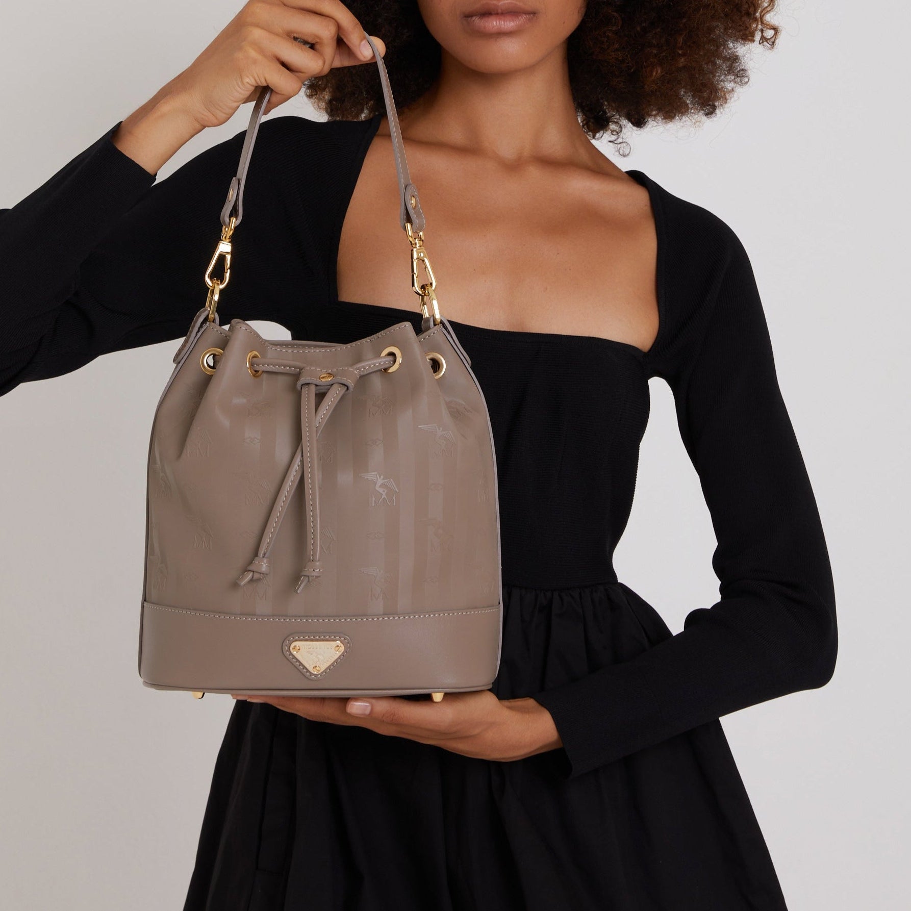 SION | Beuteltasche taupe grau/gold - CLOSE UP