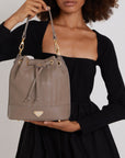 SION | Beuteltasche taupe grau/gold - CLOSE UP