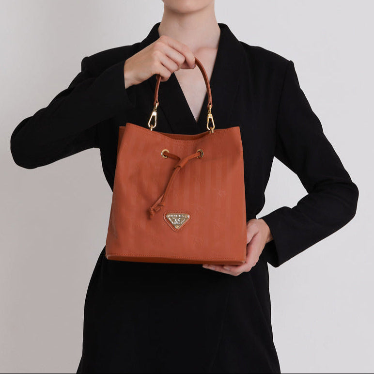GRABS | Beuteltasche sahara braun/gold- close up