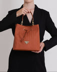GRABS | Beuteltasche sahara braun/gold- close up