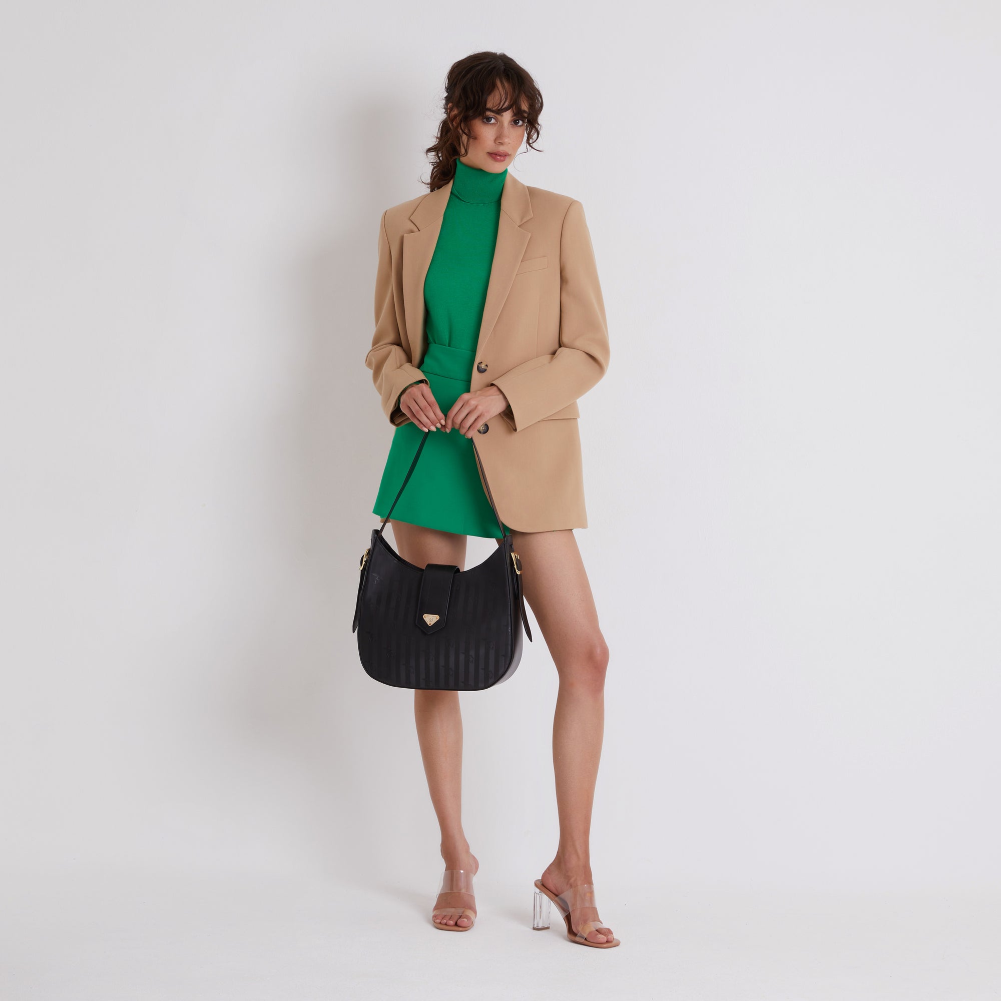 JONA | Umhängetasche classic schwarz/gold - on body