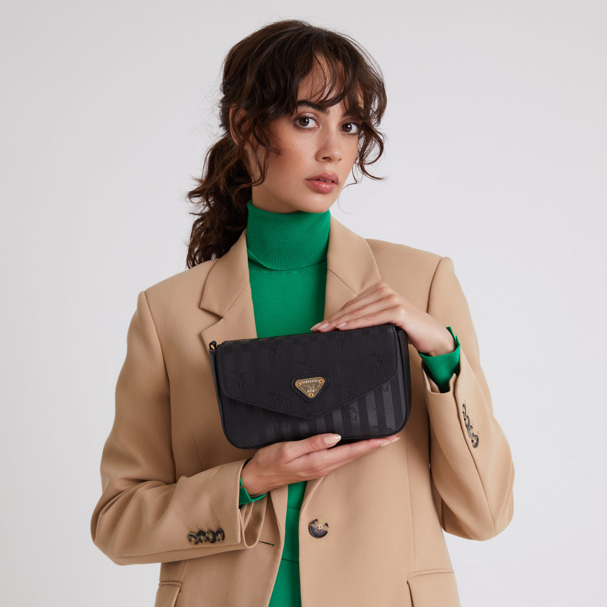 LULLY | Umhängetasche classic schwarz/gold - close up