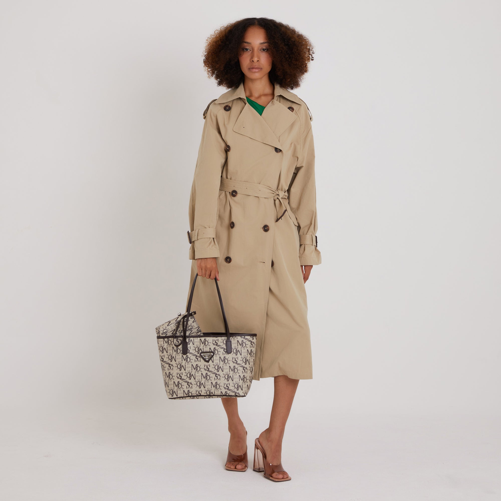 GENF | Shopper Circle pearl weiss/trunk braun/silber - ON BODY