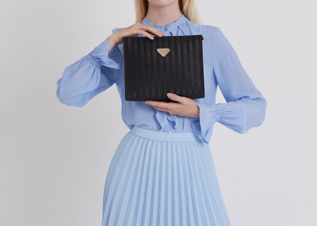 REUTE | Necessaire classic schwarz/gold-  close up on body