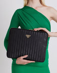 ROETI | Laptoptasche classic schwarz/gold close up