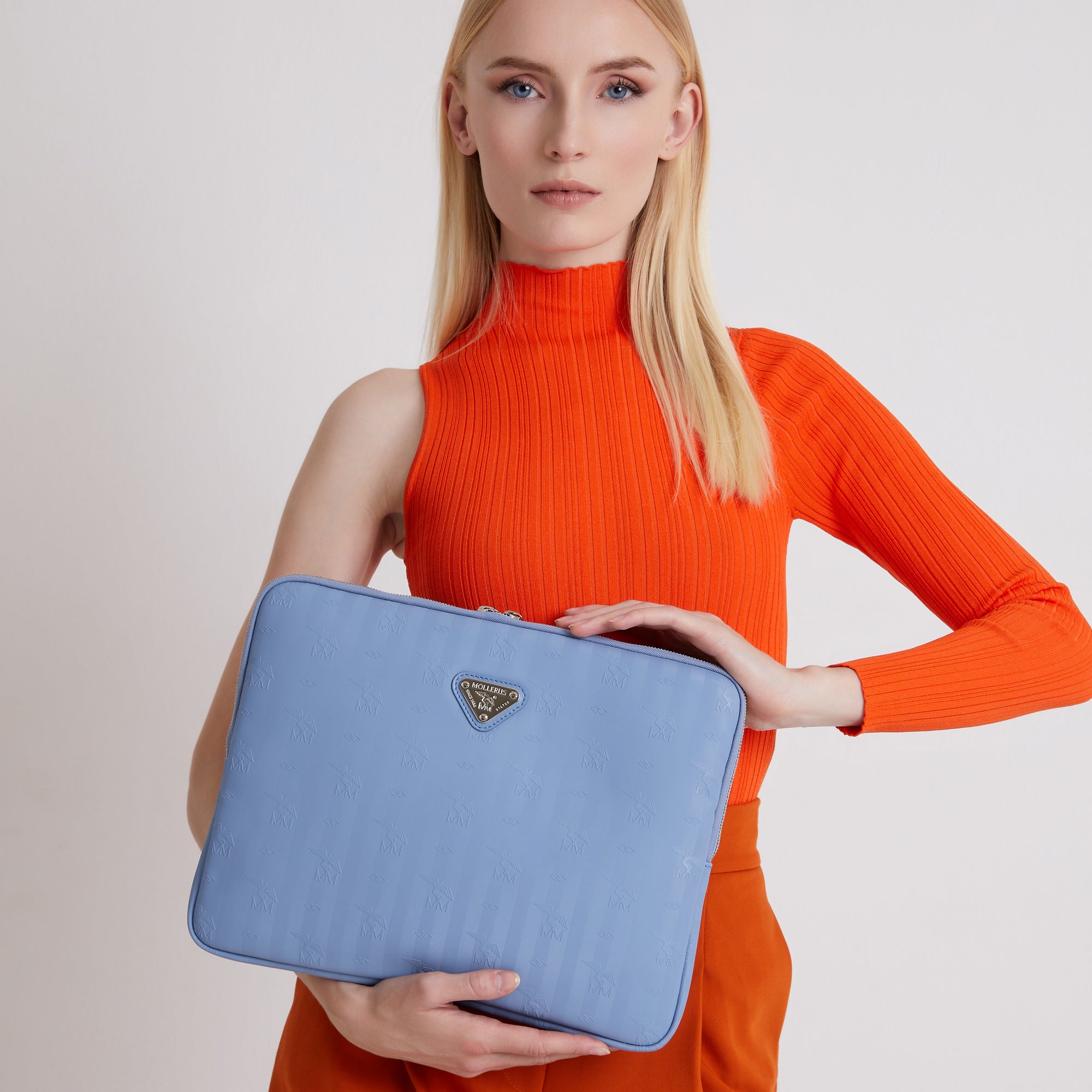 ROETI | Laptoptasche sky blau/silber close up