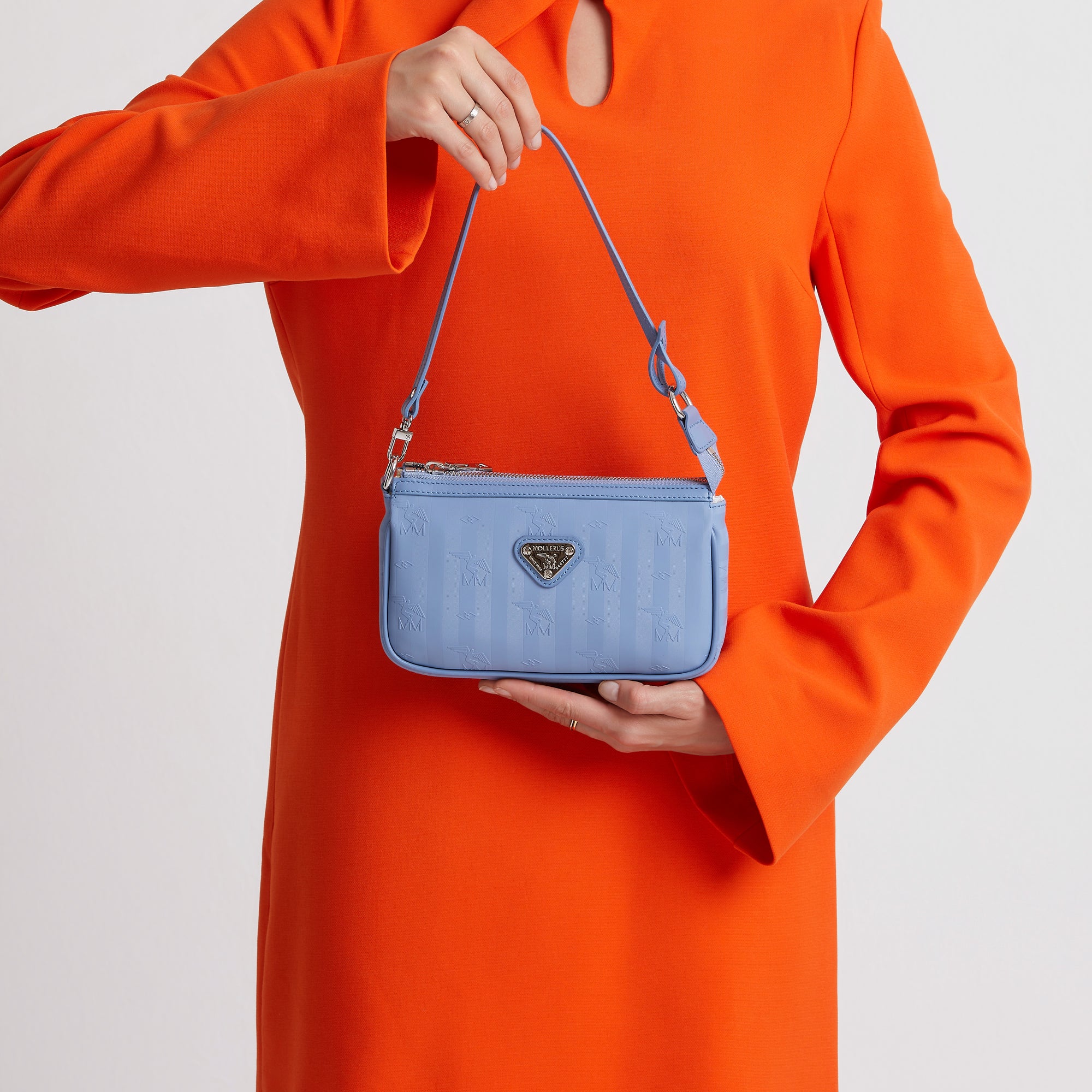 MISSY | Schultertasche sky blau/silber  close up