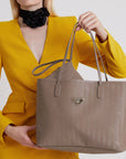 BERN | Shopper taupe grau/gold close up