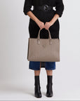 ZUG | Handtasche taupe grau/gold - on body