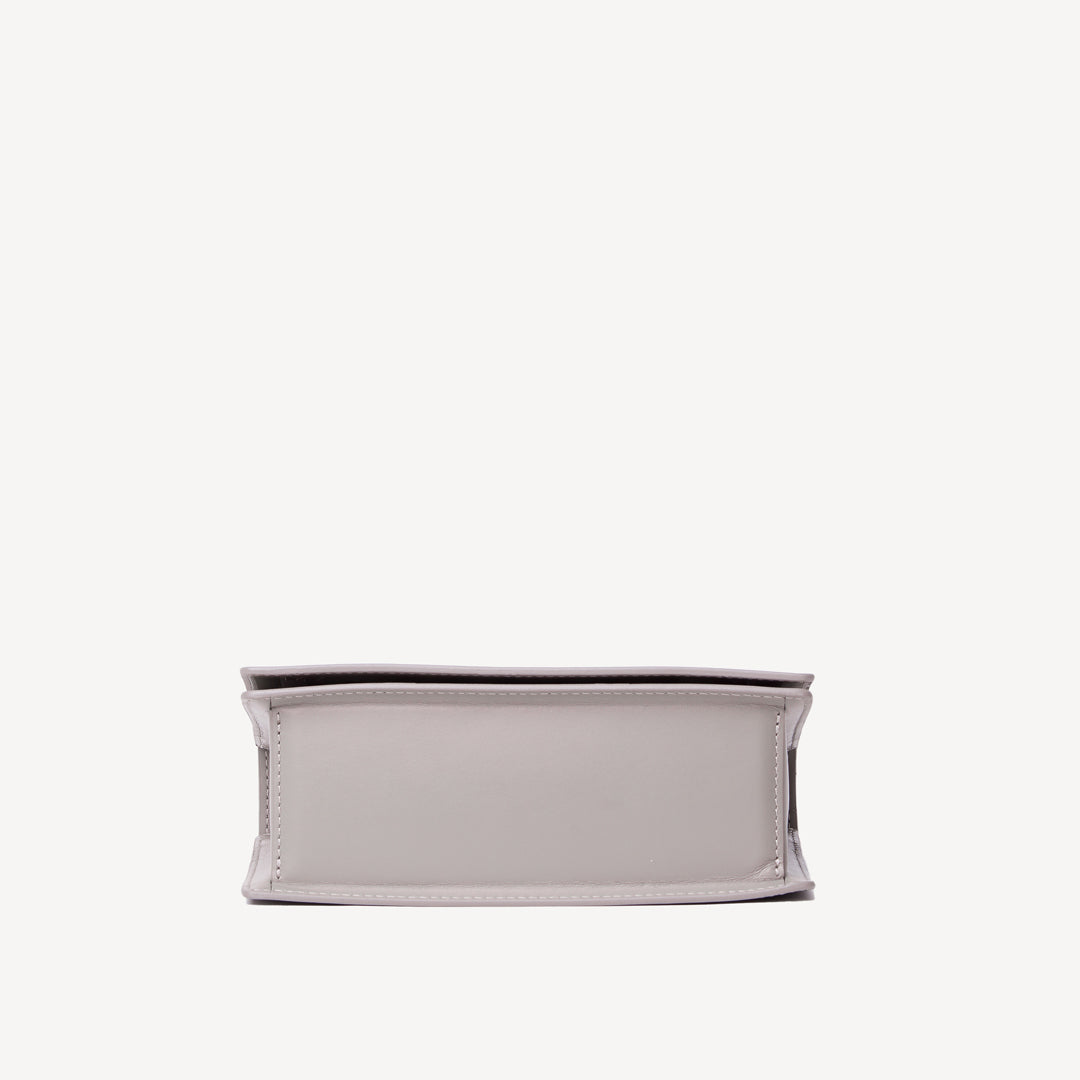 MELIDE | Umhängetasche taupe grau/gold - von unten
