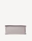 MELIDE | Umhängetasche taupe grau/gold - von unten
